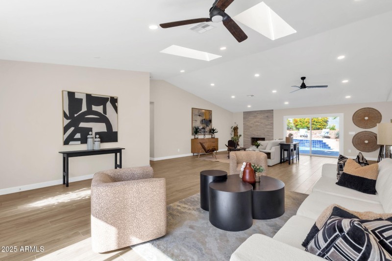 11-web-or-mls-2276-e-mercer-ln