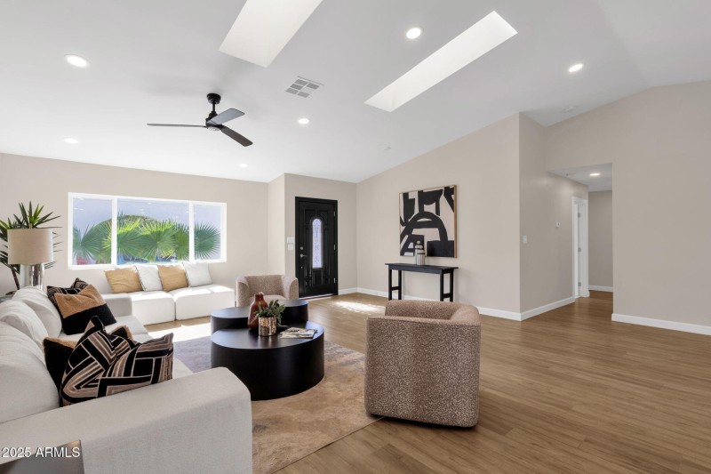 12-web-or-mls-2276-e-mercer-ln