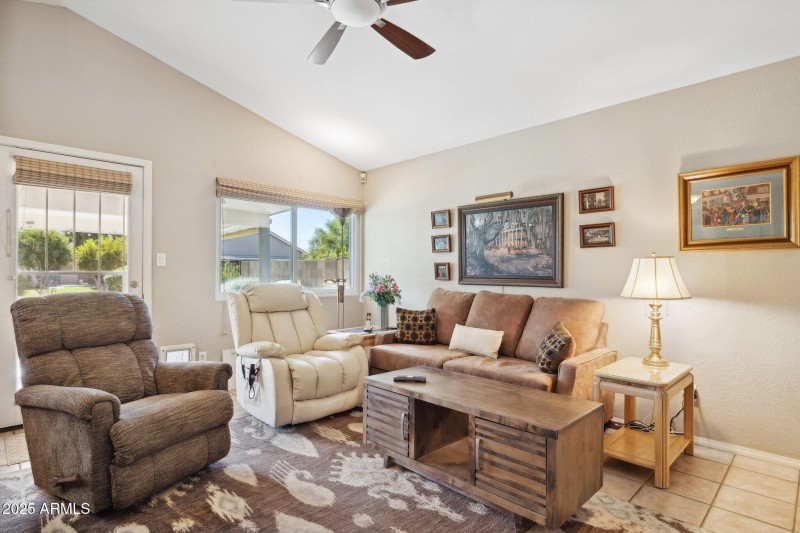 16-web-or-mls-1467-e-boston-st