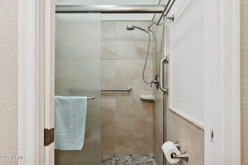 22-web-or-mls-1467-e-boston-st