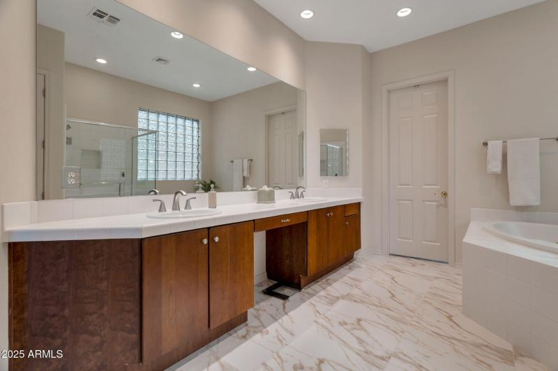 33572 N 79th Way Primary bathroom