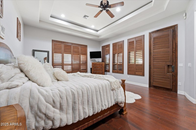 45-045-primary-bedroom