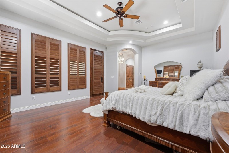 46-046-primary-bedroom