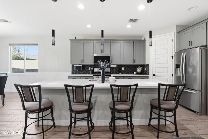 Breakfast Bar & Kitchen Island