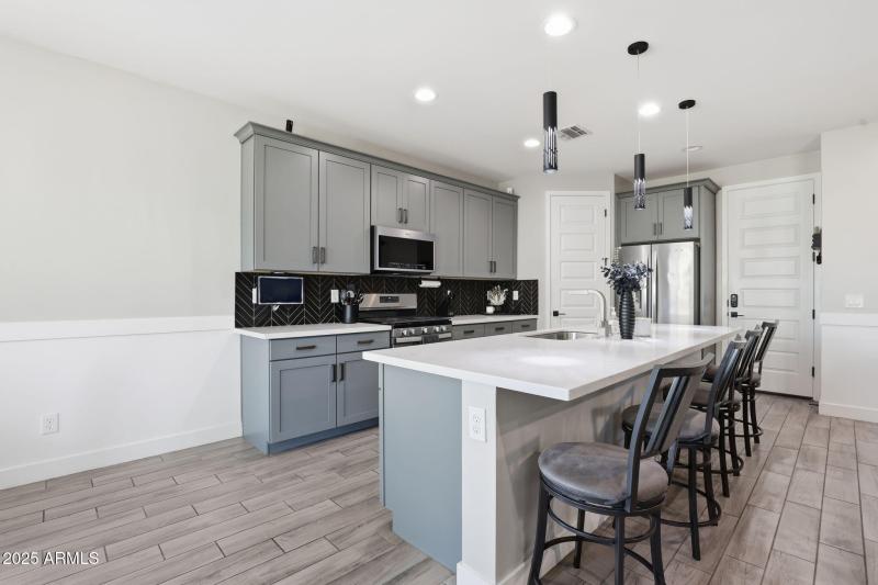Breakfast Bar & Kitchen Island