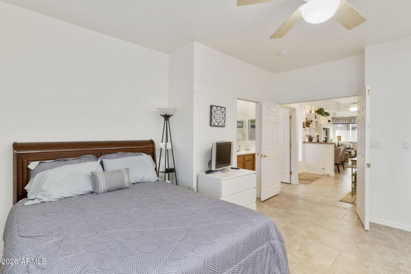 2nd bedroom with queen bed