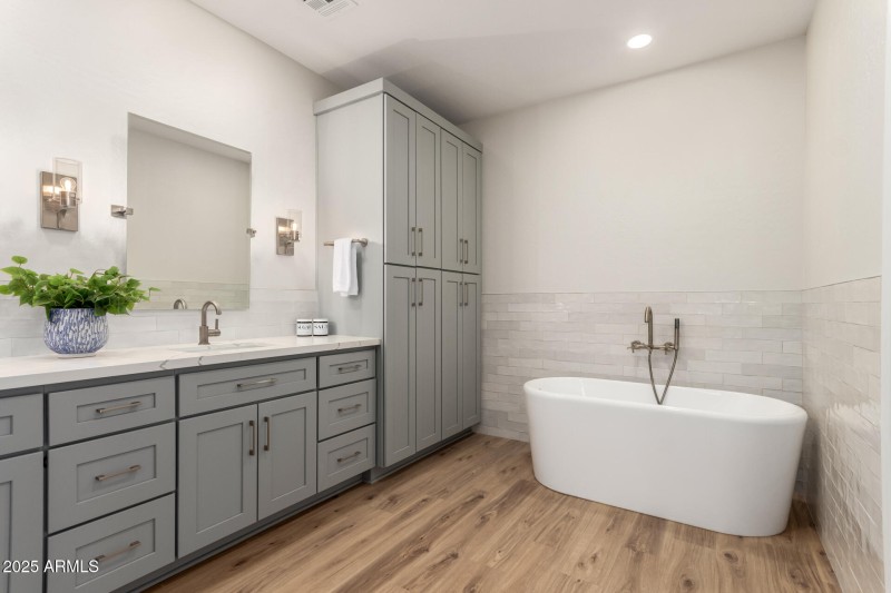 SPA-LIKE SOAKING TUB