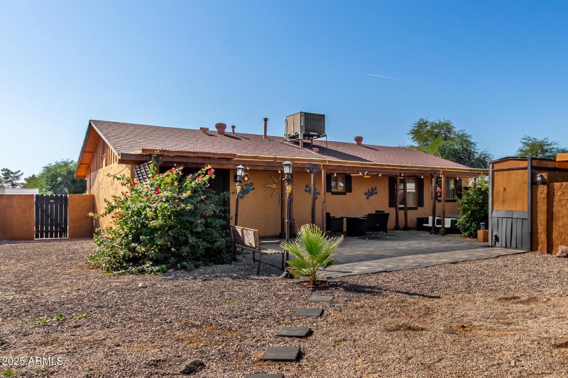 Back patio has plenty of room