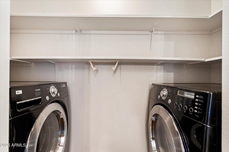 Laundry Closet w/ Washer & Dryer
