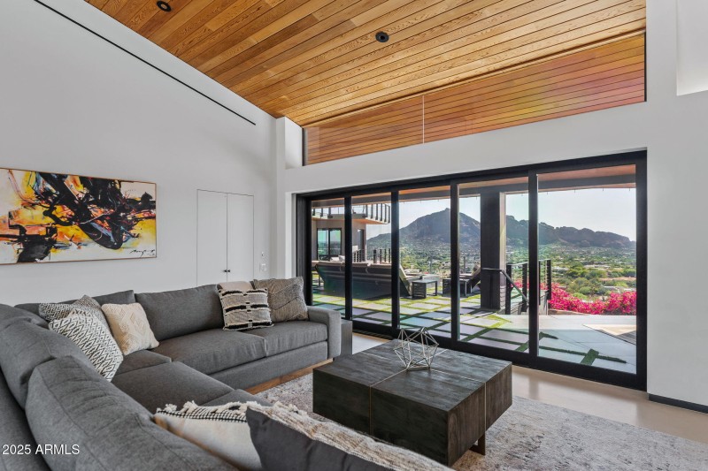 11-web-or-mls-7517 N Moonlight Ln--38