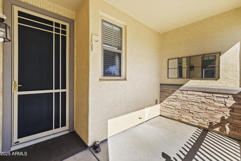 004_020Front Exterior