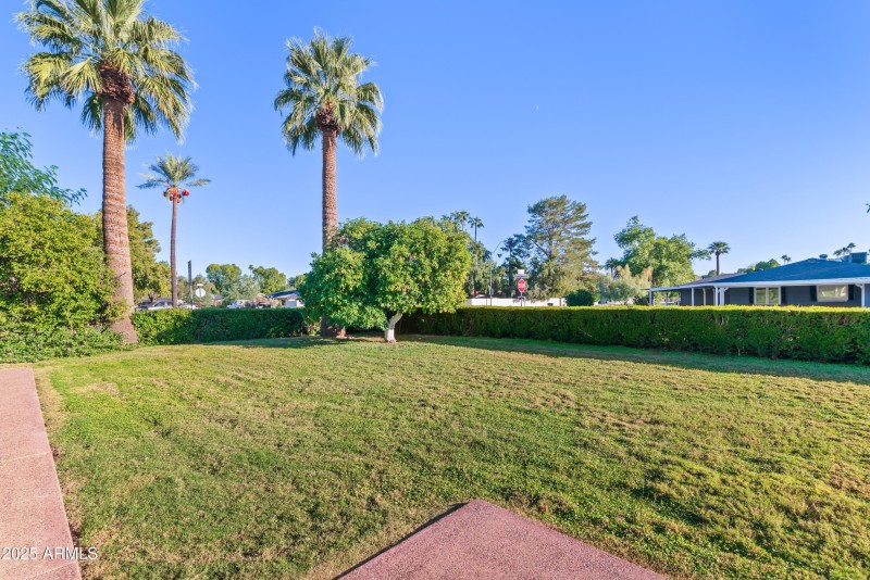 10_7502 n 7th ave-10