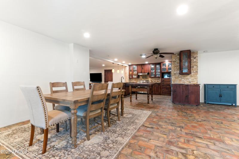 22_7502 n 7th ave-22