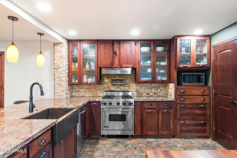 27_7502 n 7th ave-27