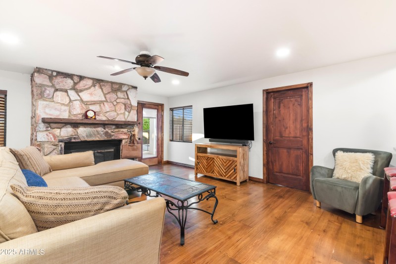 30_7502 n 7th ave-30