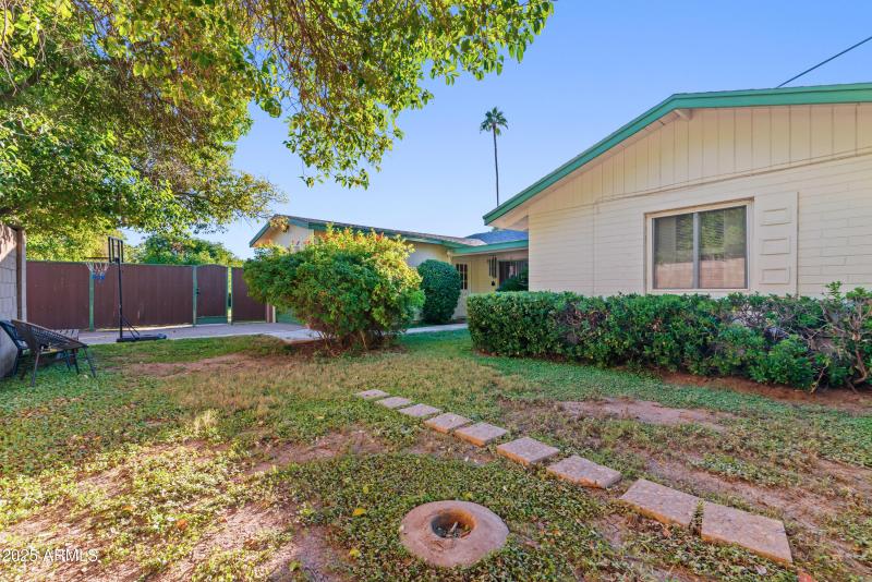 60_7502 n 7th ave-60