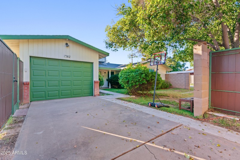 61_7502 n 7th ave-61