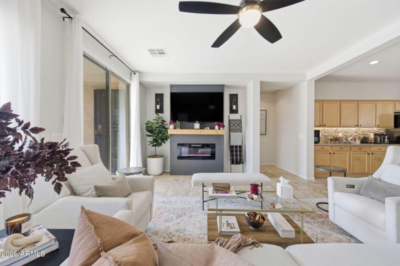 27-web-or-mls-36153 W Merced St-27