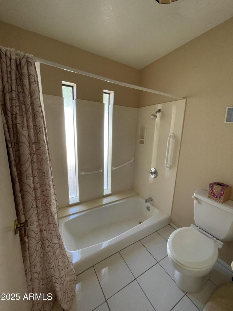 TUB/SHOWER IN PRIMARY BATH