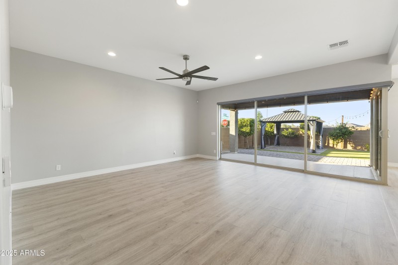 08-11086 W Hadley St