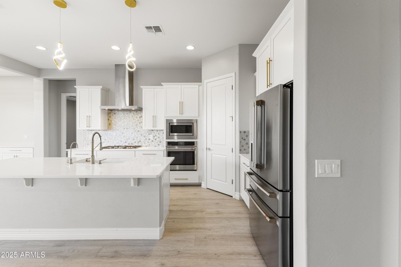 16-11086 W Hadley St