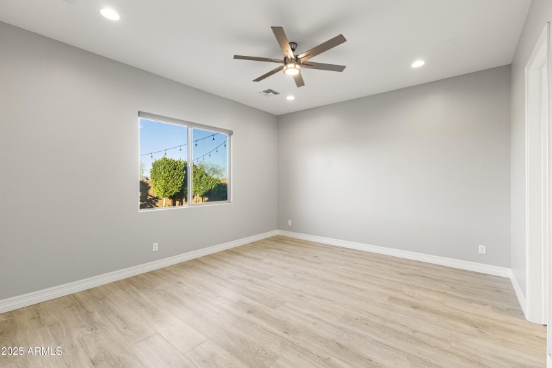 25-11086 W Hadley St