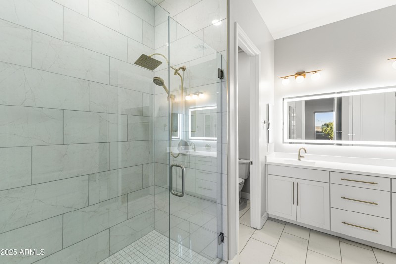 27-11086 W Hadley St