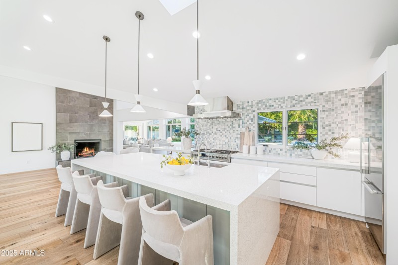 I2025111201-Interior-15