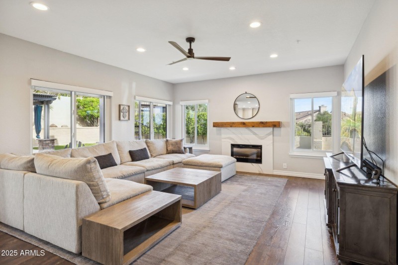 11-web-or-mls-12594-e-poinsettia-dr