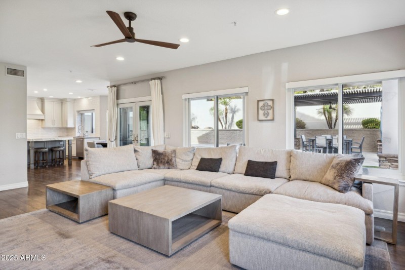 12-web-or-mls-12594-e-poinsettia-dr