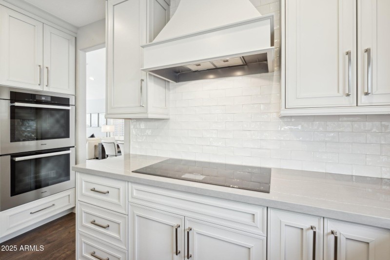 21-web-or-mls-12594-e-poinsettia-dr