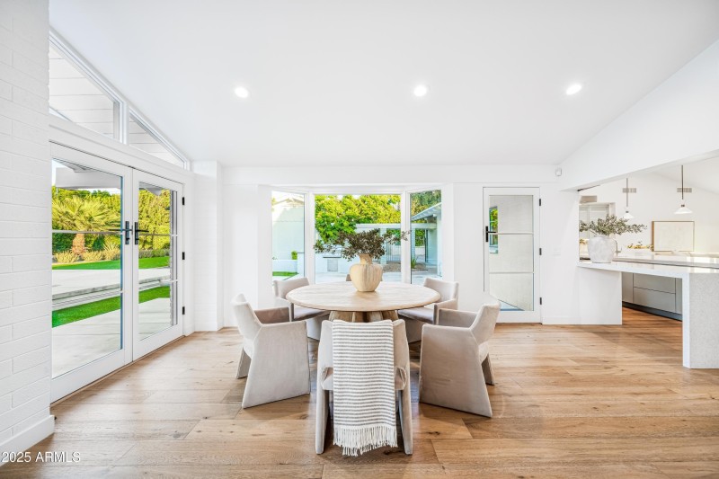 I2025111201-Interior-24