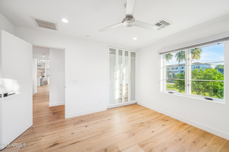 I2025111201-Interior-8