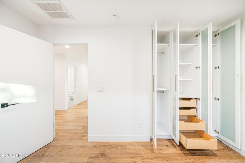 I2025111201-Interior-9