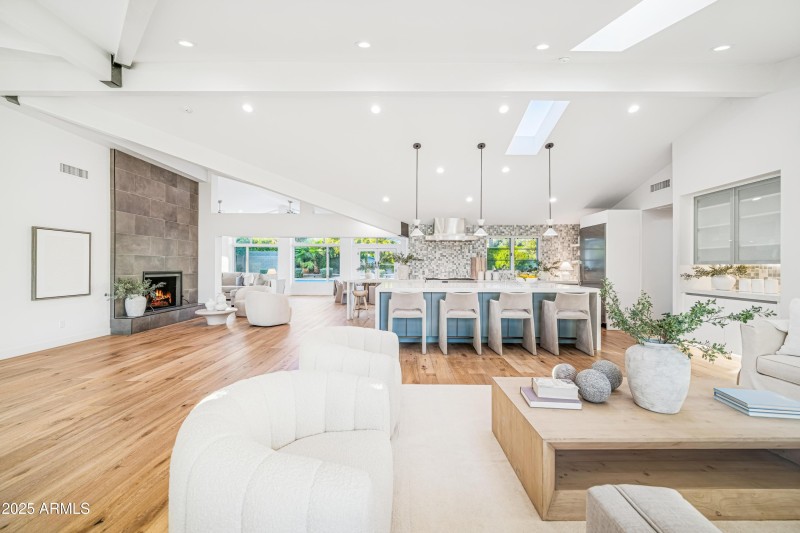 I2025111201-Interior-12