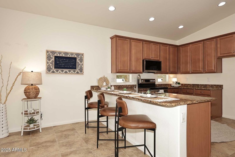 Kitchen-Breakfast Bar