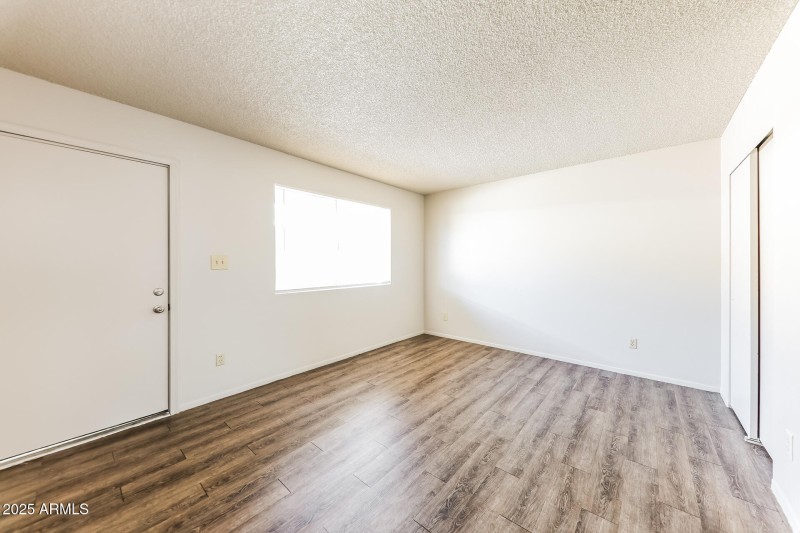 8-photo-Living-Room-dda99d96-47d6-4ff3-a