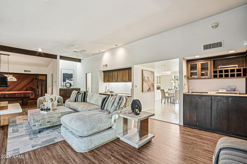 5-web-or-mls-E Glenrosa Ave-S1411-005r