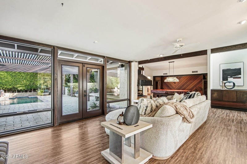 6-web-or-mls-E Glenrosa Ave-S1411-006r