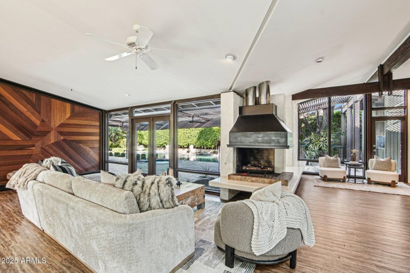 7-web-or-mls-E Glenrosa Ave-S1411-007r