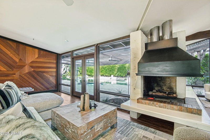 8-web-or-mls-E Glenrosa Ave-S1411-008r