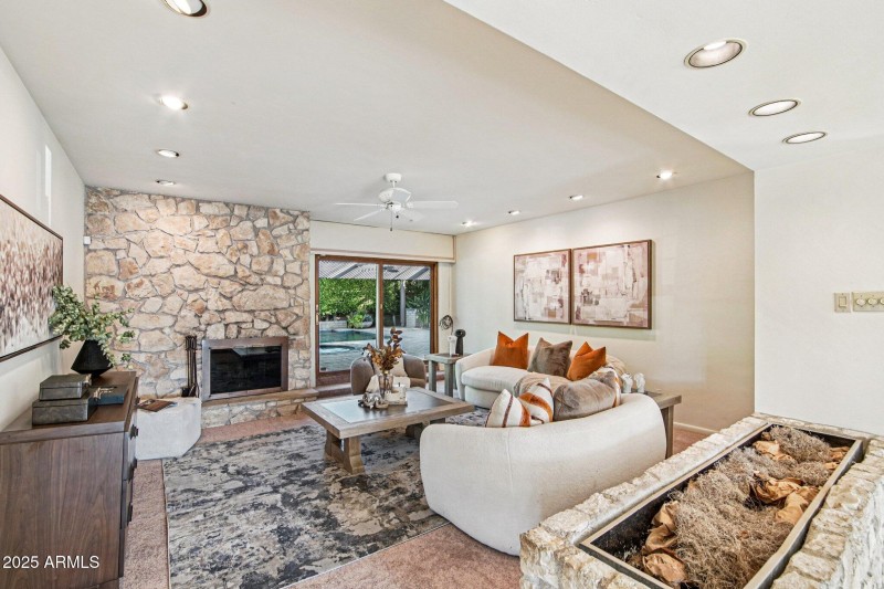 9-web-or-mls-E Glenrosa Ave-S1411-009r