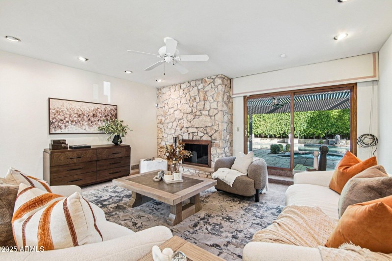 10-web-or-mls-E Glenrosa Ave-S1411-010r