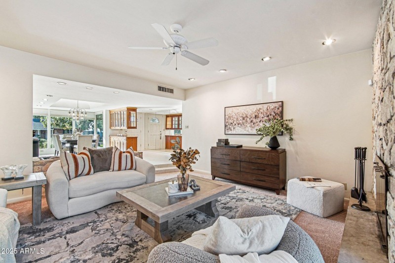 11-web-or-mls-E Glenrosa Ave-S1411-011r