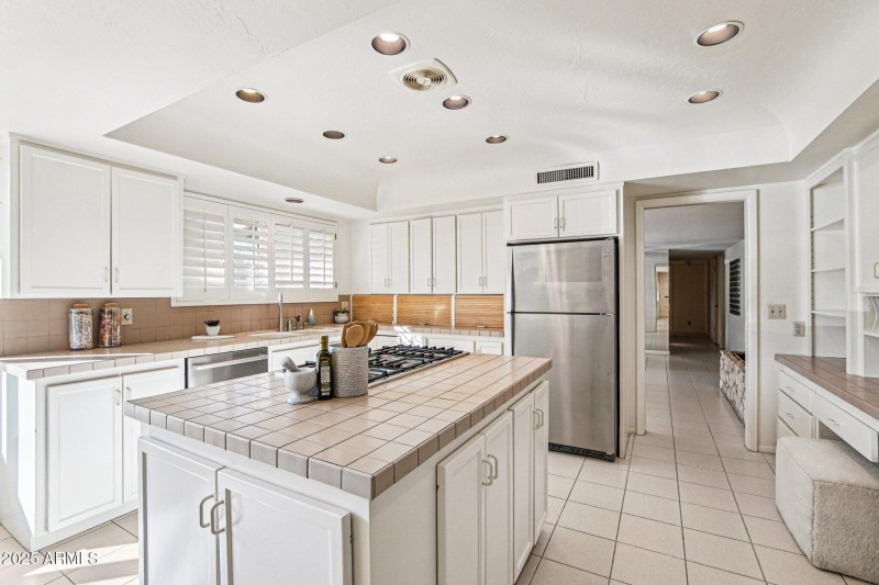 16-web-or-mls-E Glenrosa Ave-S1411-016r