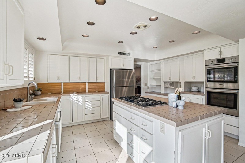 17-web-or-mls-E Glenrosa Ave-S1411-017r