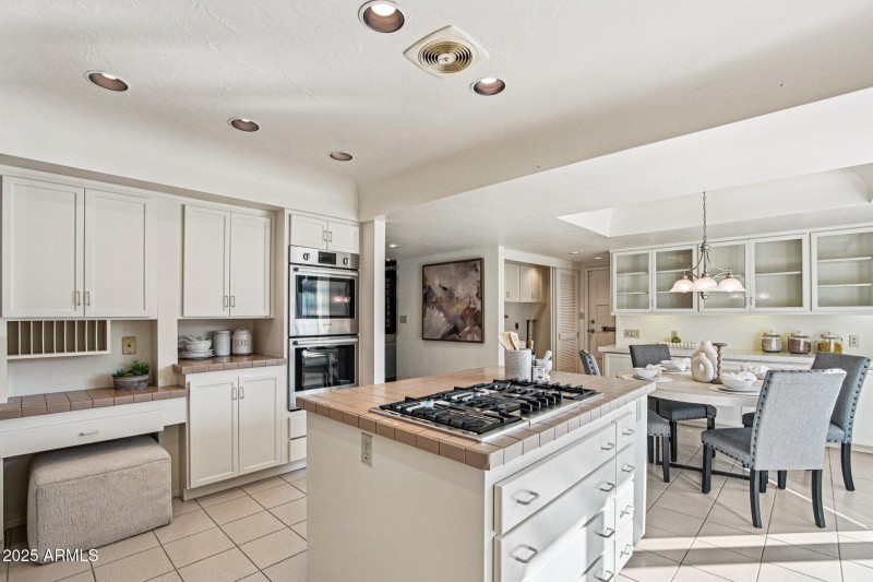 18-web-or-mls-E Glenrosa Ave-S1411-018r