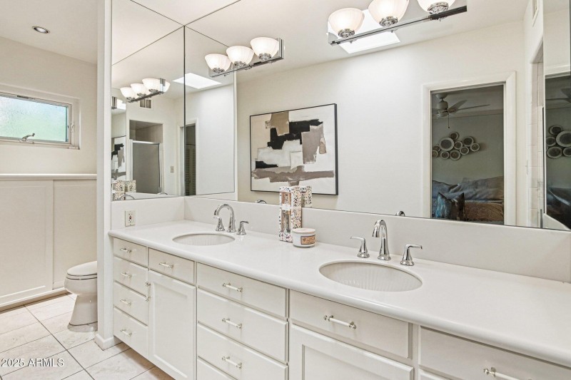 33-web-or-mls-E Glenrosa Ave-S1411-033r