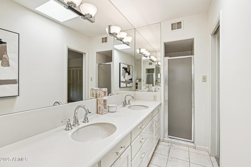 34-web-or-mls-E Glenrosa Ave-S1411-034r