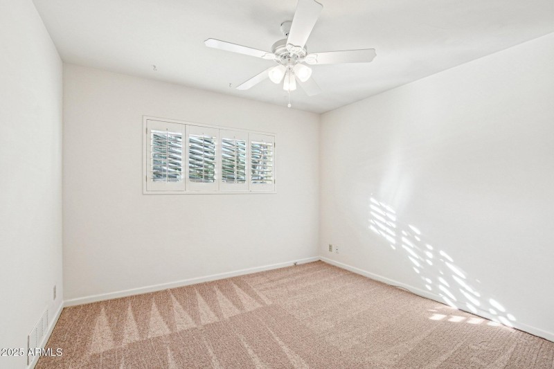 35-web-or-mls-E Glenrosa Ave-S1411-035r